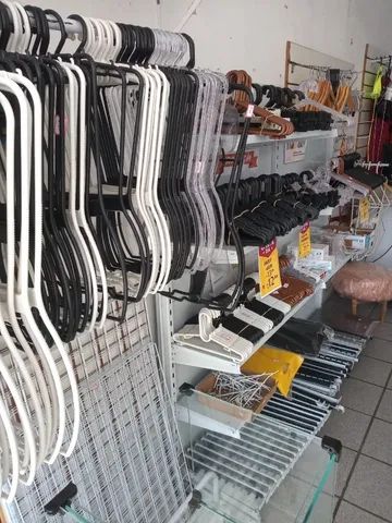 araras , cabides, manequim, sacolas,provador( produtos novo)