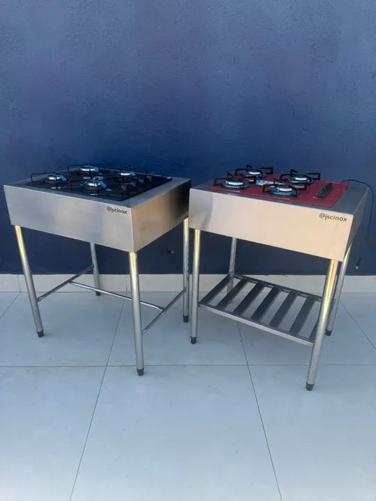 Fogão cooktop vermelho com suporte em aço inox