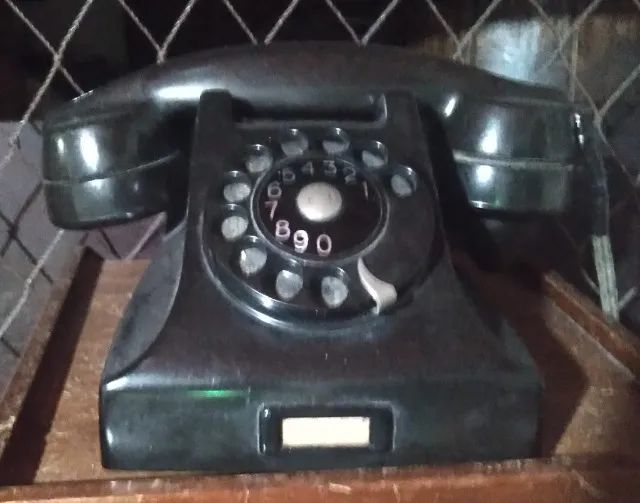 Telefone preto antigo (anos 60).