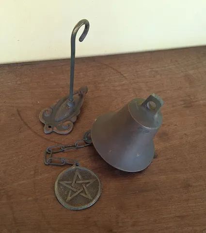 ANTIGO SINO/CAMPAINHA DE PAREDE EM BRONZE MACIÇO COM SUPORTE ORIGINAL E 13 CM DE DIÂMETRO.