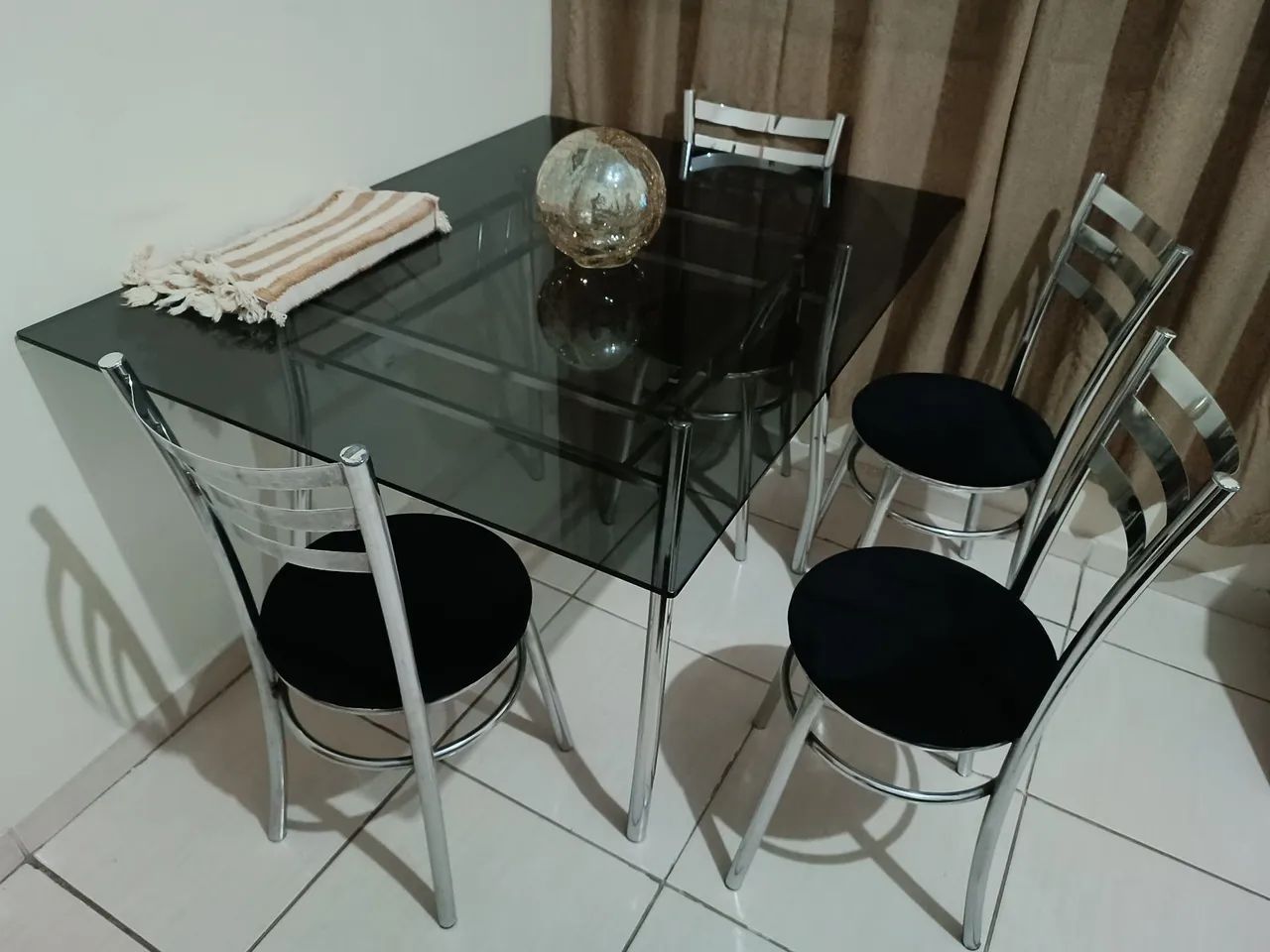 Mesa de jantar de vidro temperado fumê 1,20 por 80- 4 cadeiras - Foto 3