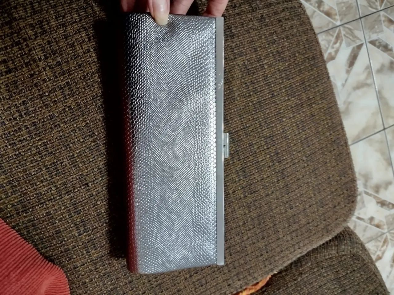 Bolsa de mão prata - elegante e moderna - Foto 4