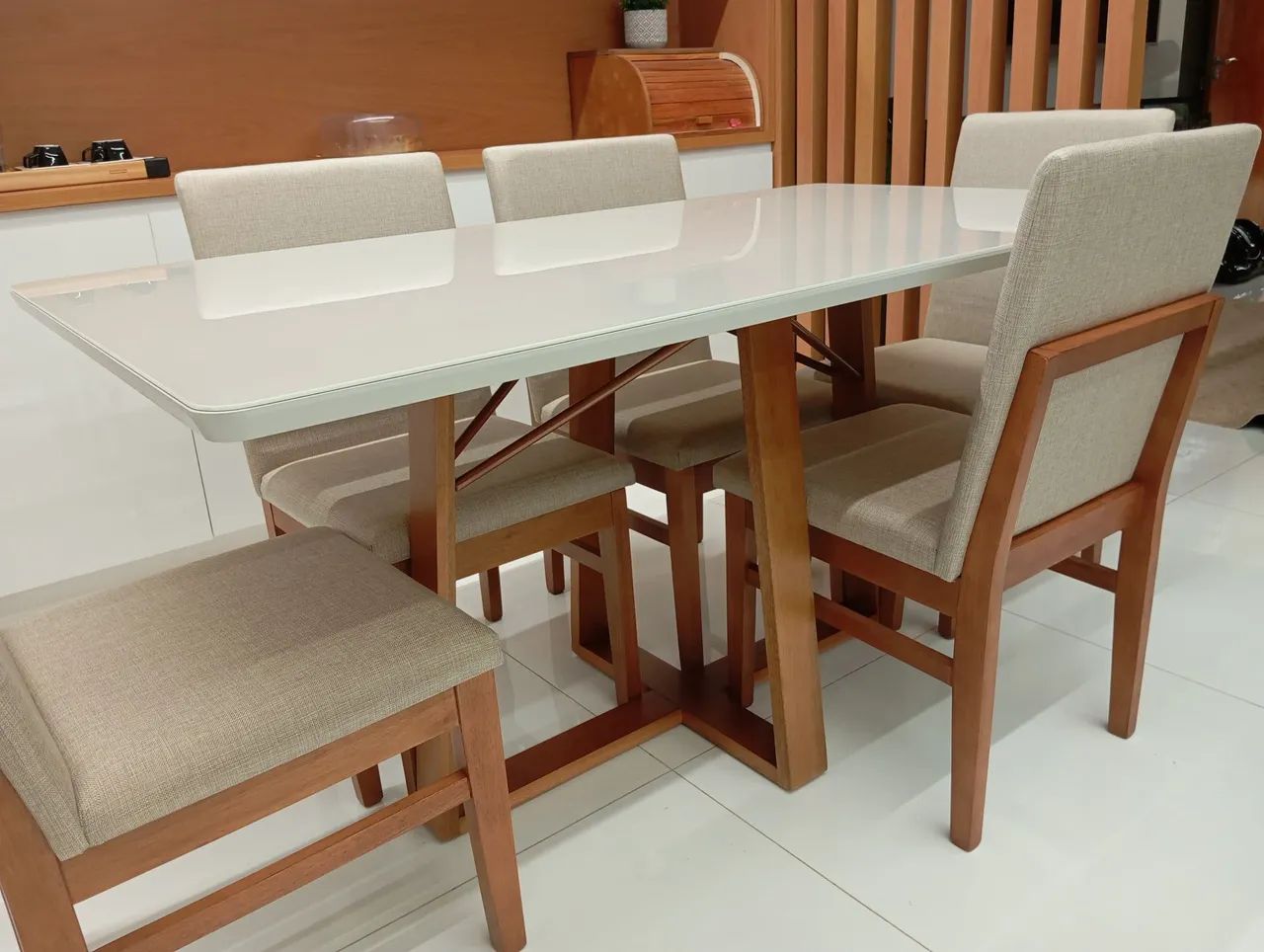Mesa laqueada com cadeiras de madeira maciça 
