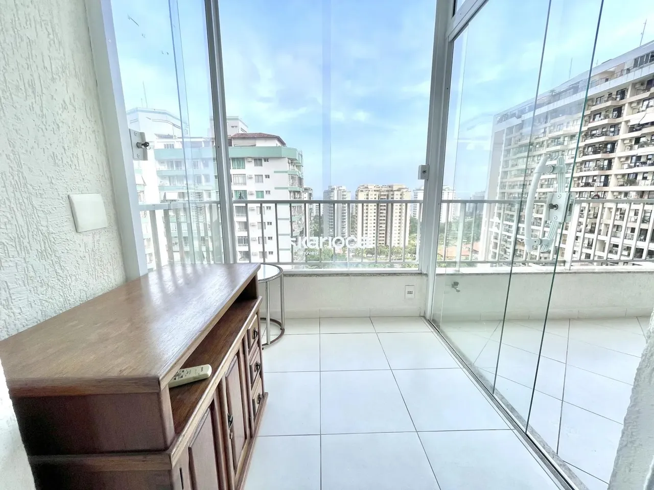 Lindo apartamento de 70m2 com dependência revertida com varanda envidraçada.