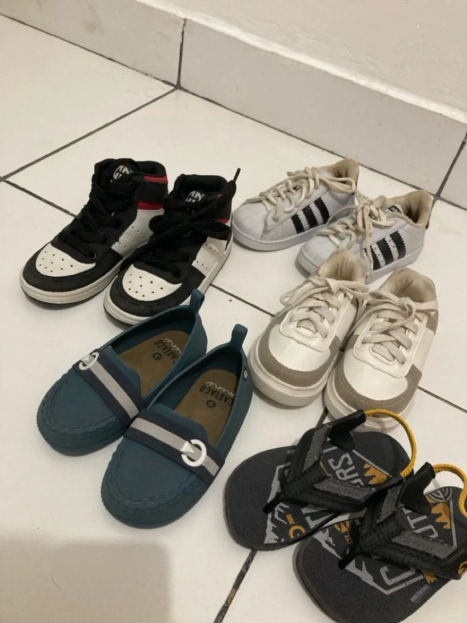 Kit com 5 pares de sapato por apenas 80 reais .