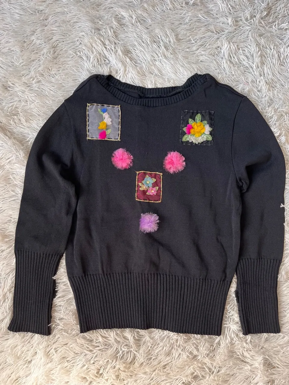 Suéter Feminino Preto com Detalhes Bordados