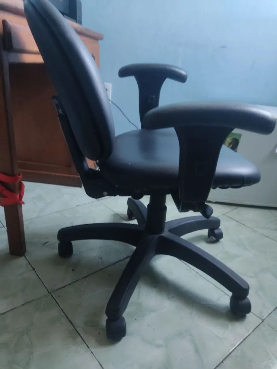 Cadeira de Escritório Confortável - Ajustável, ergonômica e giratória - Foto 2