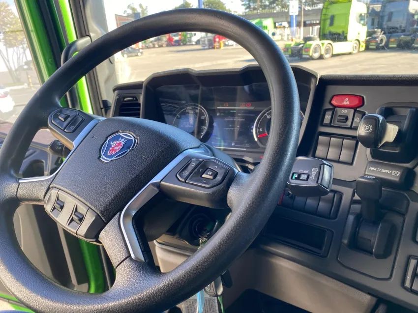 SCANIA CAMINHÃO A GÁS RH410 6X4 2022 - RETARDER, RODA DE ALUMÍNIO - Foto 11