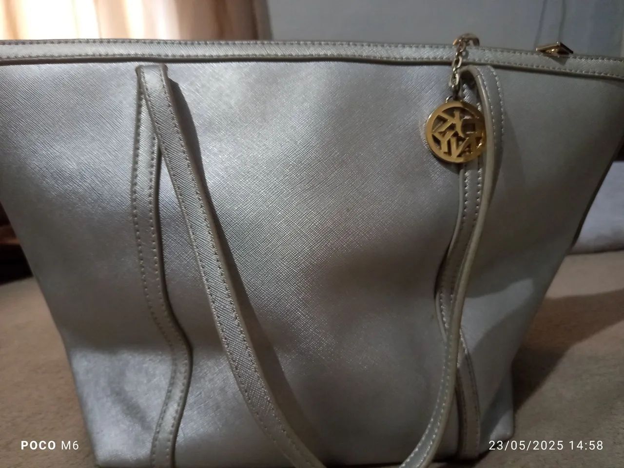 Bolsa DKNY Prateada Elegante - Foto 2