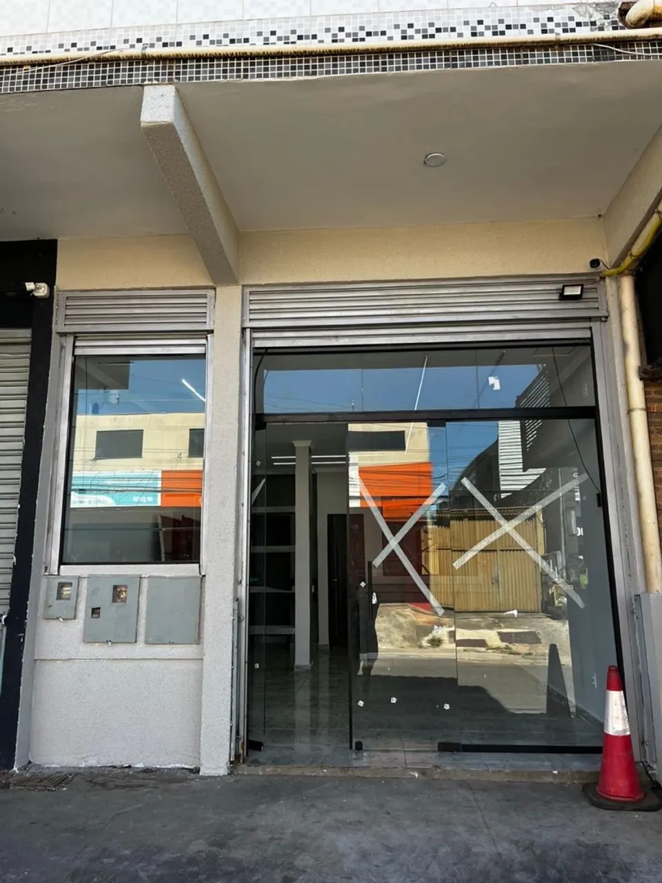 Alugo loja recém reformada
