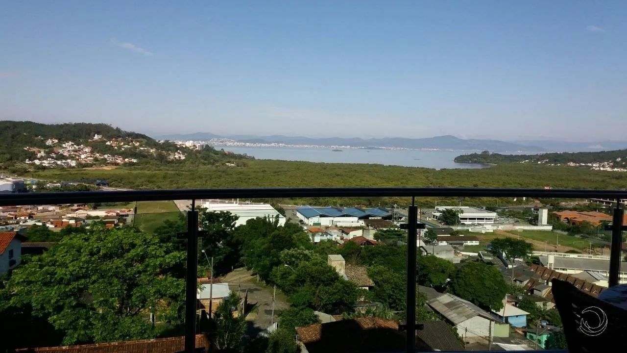 Casa Residencial de 350m² com 4 suites no Saco Grande