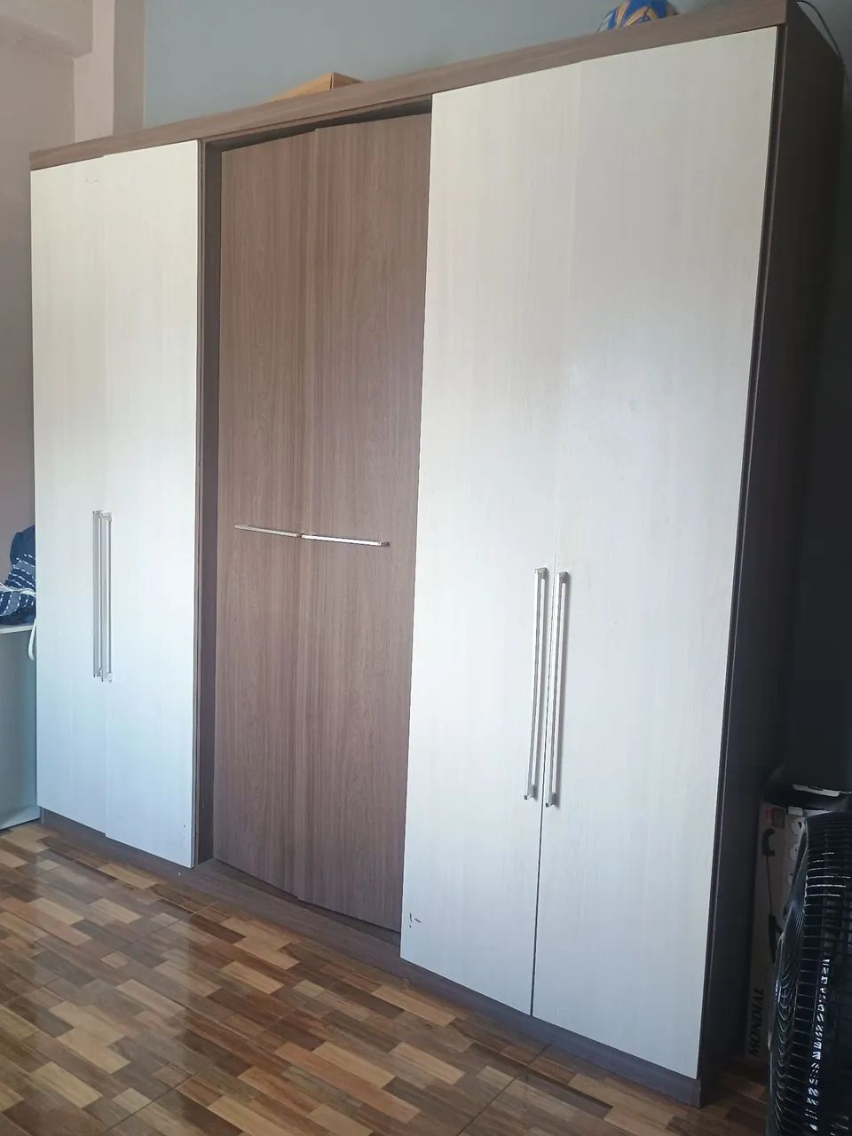Modern and Spacious Wardrobe64374975318659120