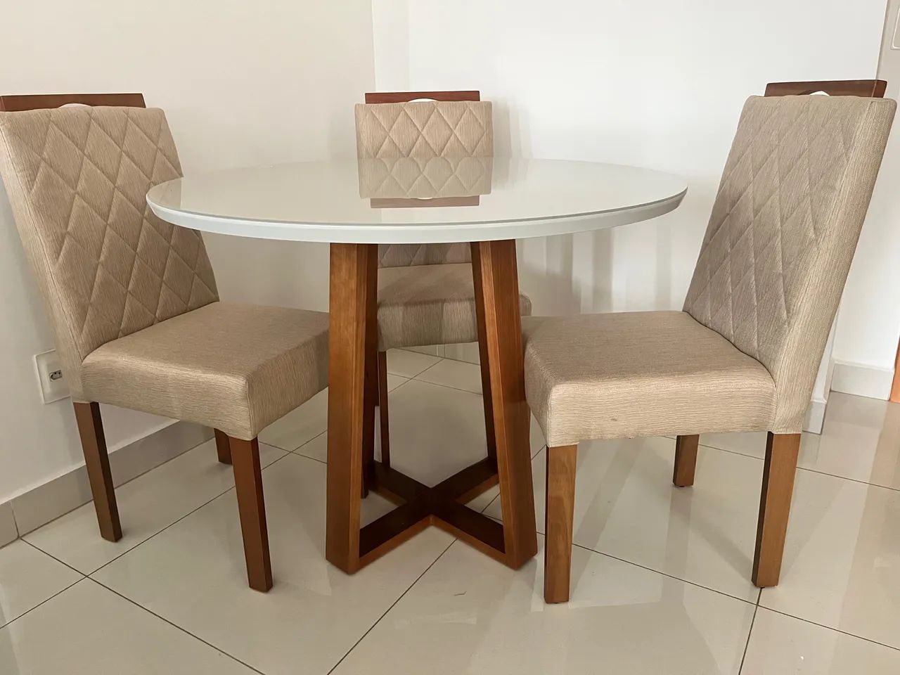Mesa na laka com cadeiras de madeira  - Foto 2