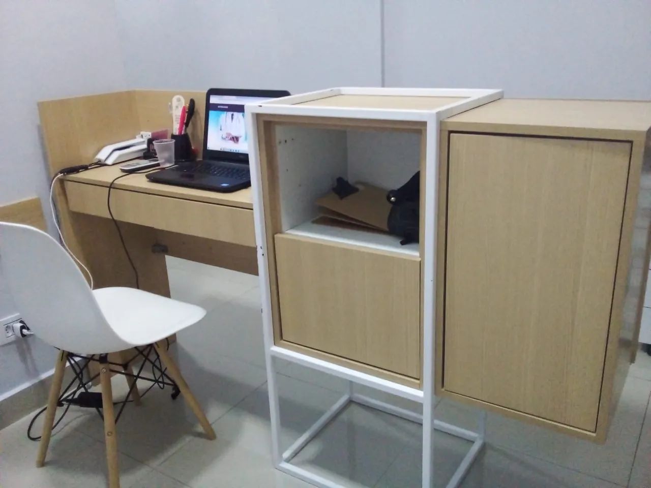 Mesa de Escritório com Armário e cortina