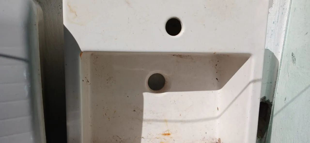 White sink basin415987130717982724