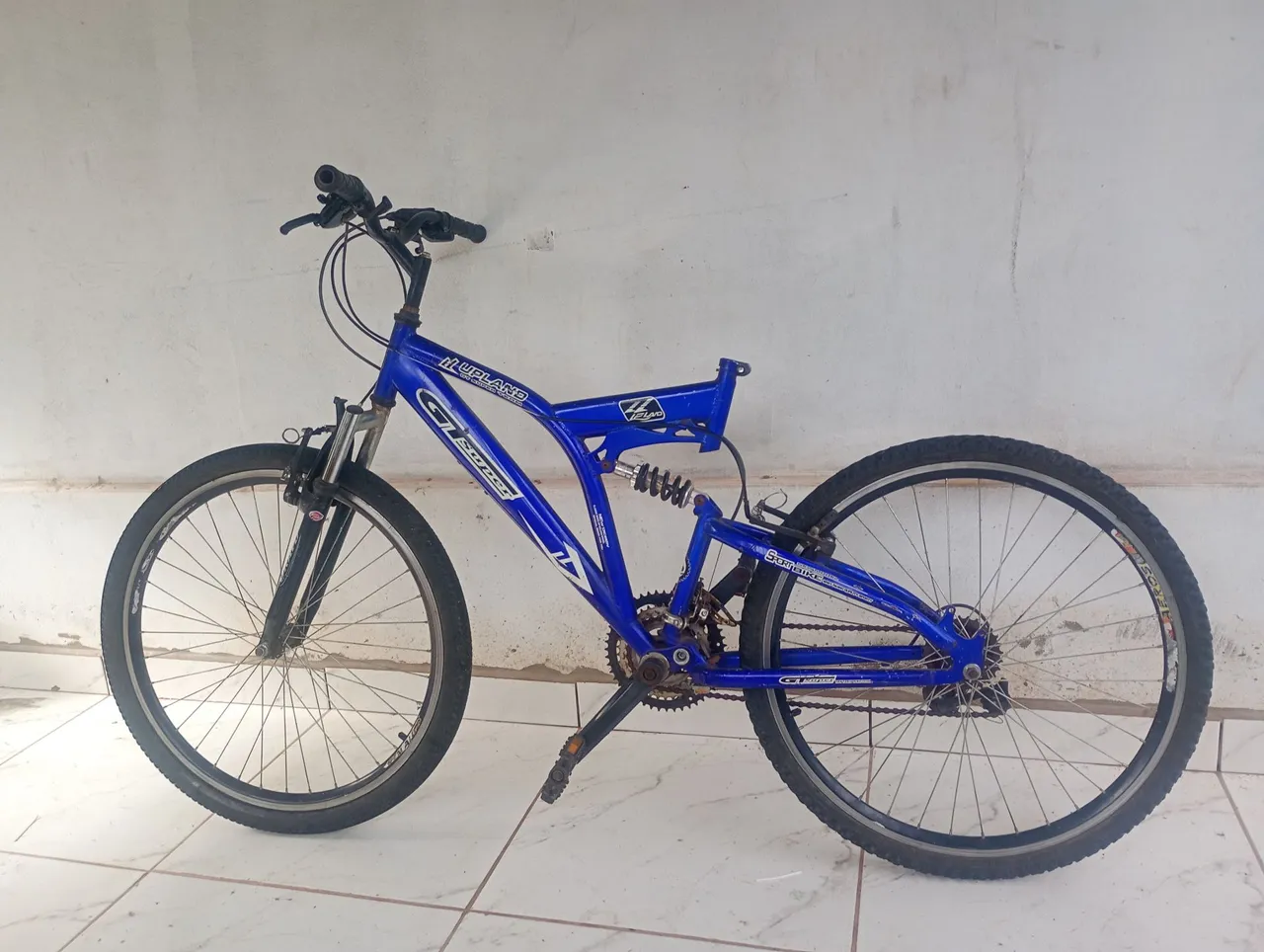 Bicicleta GT super, aro 26 com suspensão dupla - bom estado por apenas R$549,00
