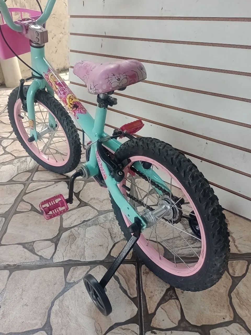 Bicicleta infantil aro 16 com personagem da Barbie  - Foto 5