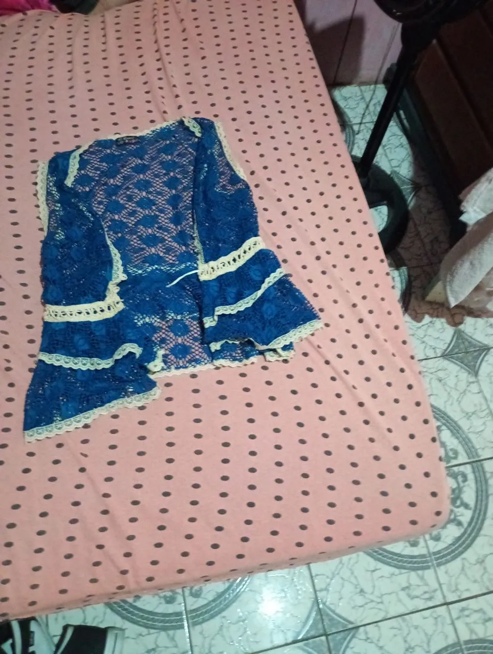 Blusa de renda azul com detalhes em branco
