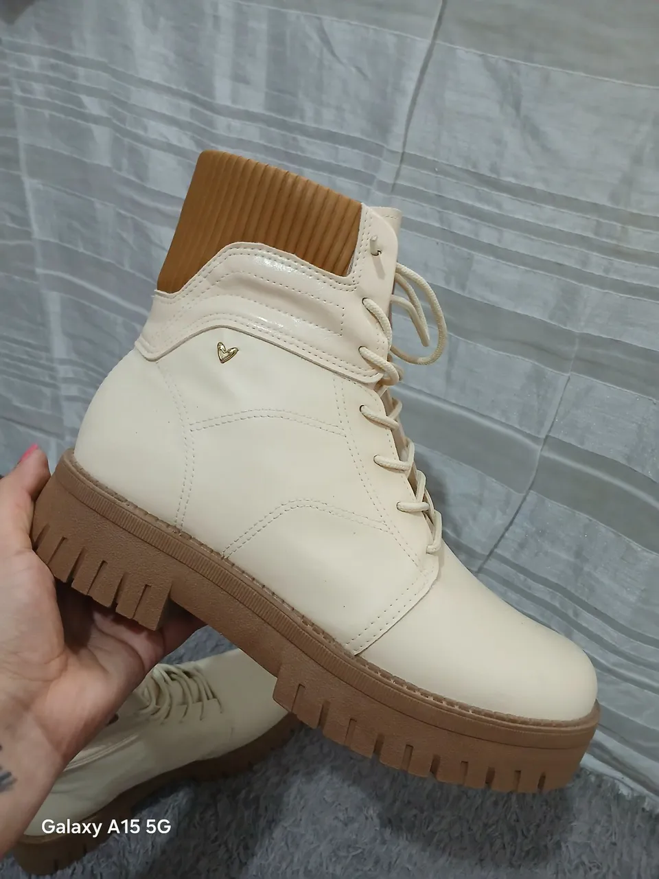 Bota Feminina Off-White com Solado Tratorado
