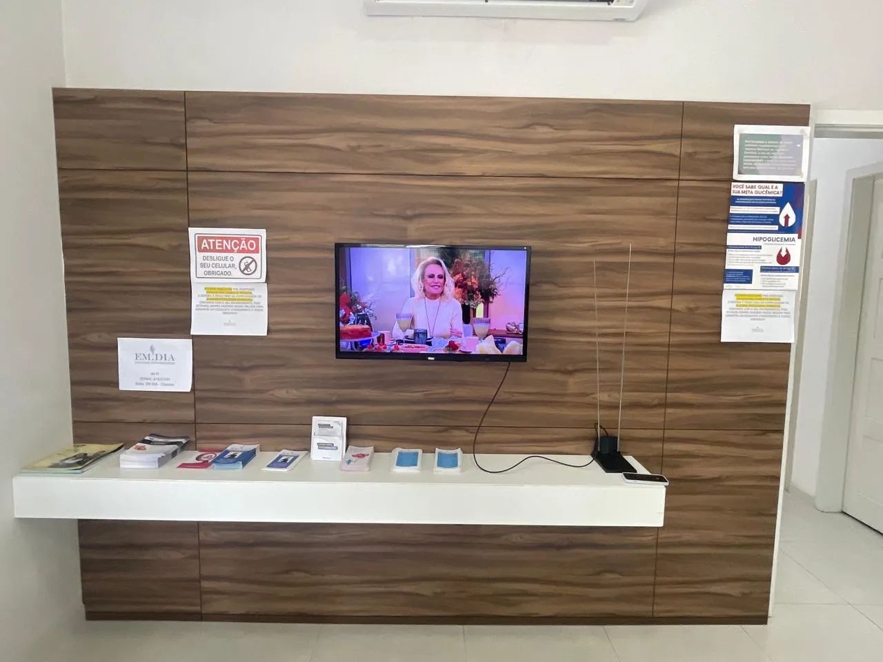 Painel MDF com suporte 
