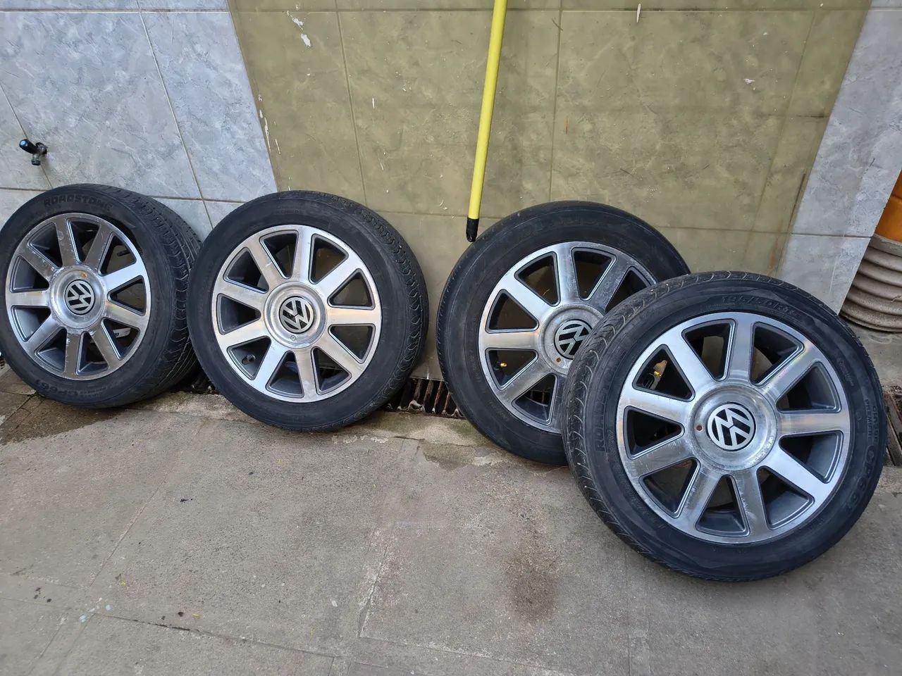 Vendo rodas 15 com peneu, 4 furos 4/100