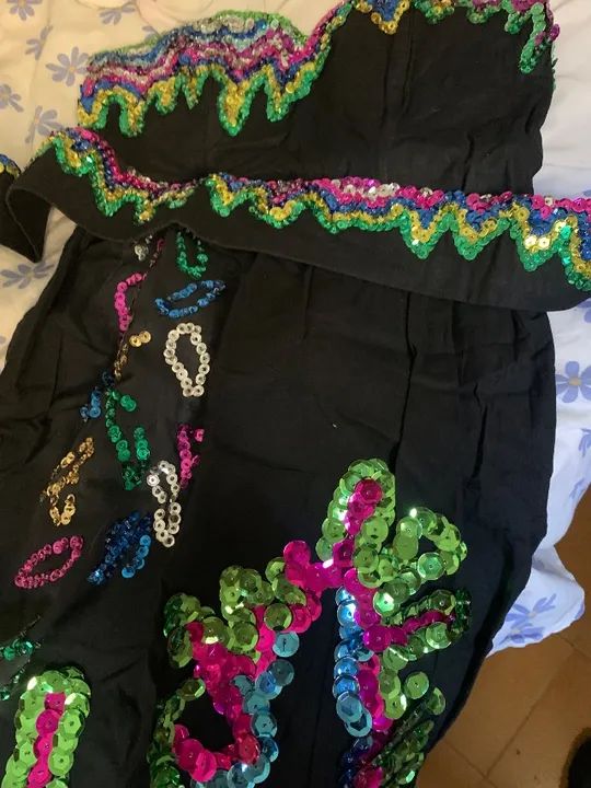 vestido preto bordado