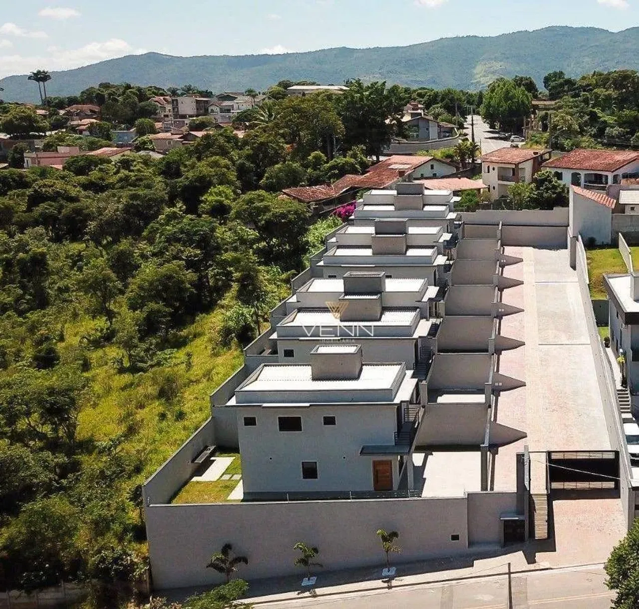 Sobrado à venda com 03 Suites em condomínio fechado em Atibaia