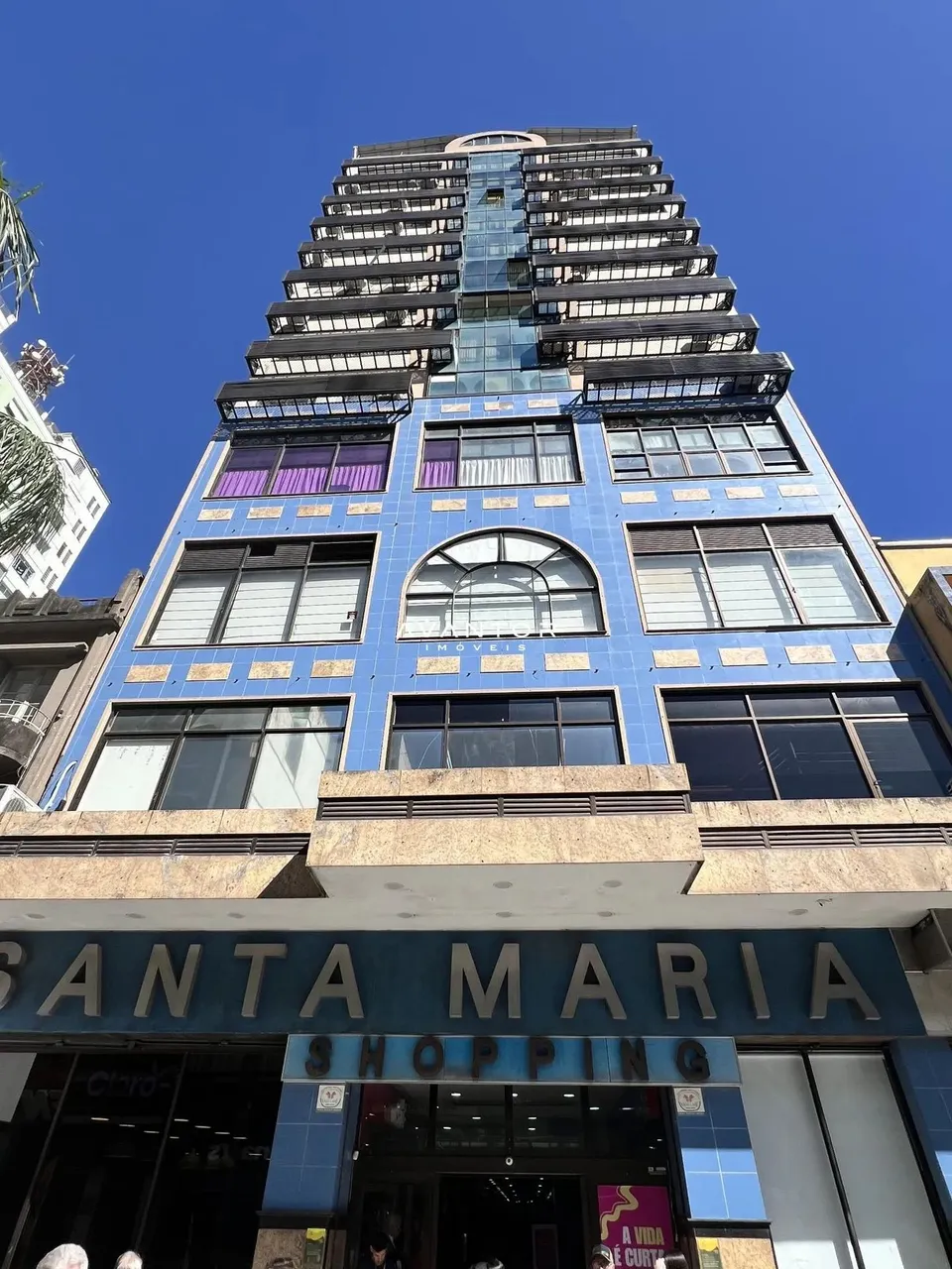 Sala Comercial de 44m² no Shopping Santa Maria ja locada com rentabilidade garan