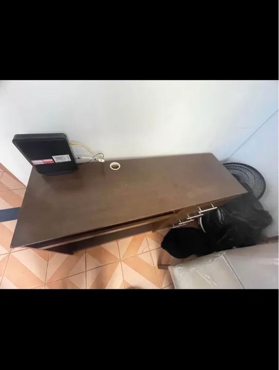 Mesa de Escritório em Madeira com Gavetas - Foto 4