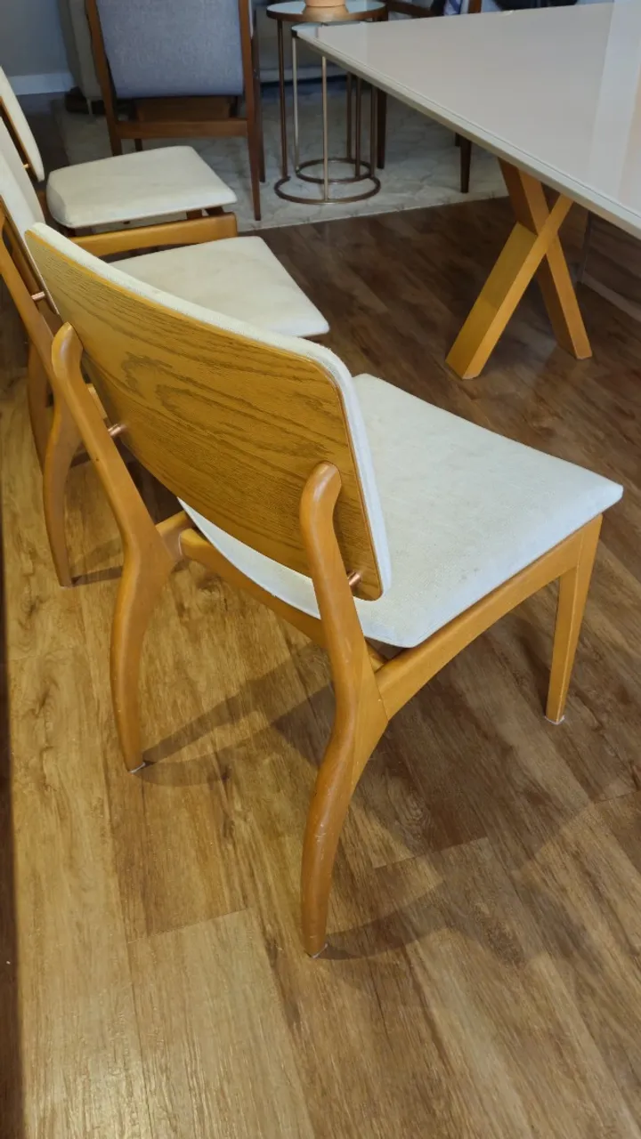 3 Cadeiras em madeira maciça com estofado em linho e design elegante