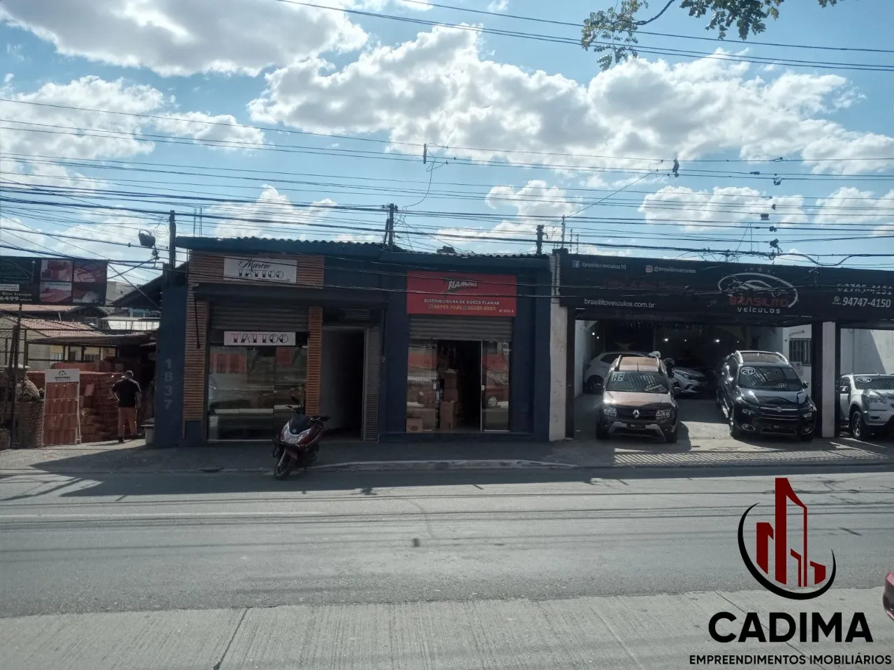 salao comercial com casas no fundo na Av. itaquera!