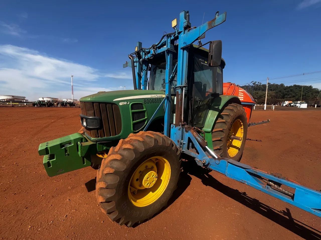 Trator John Deere 6110J com pulverizador barra central - Foto 3
