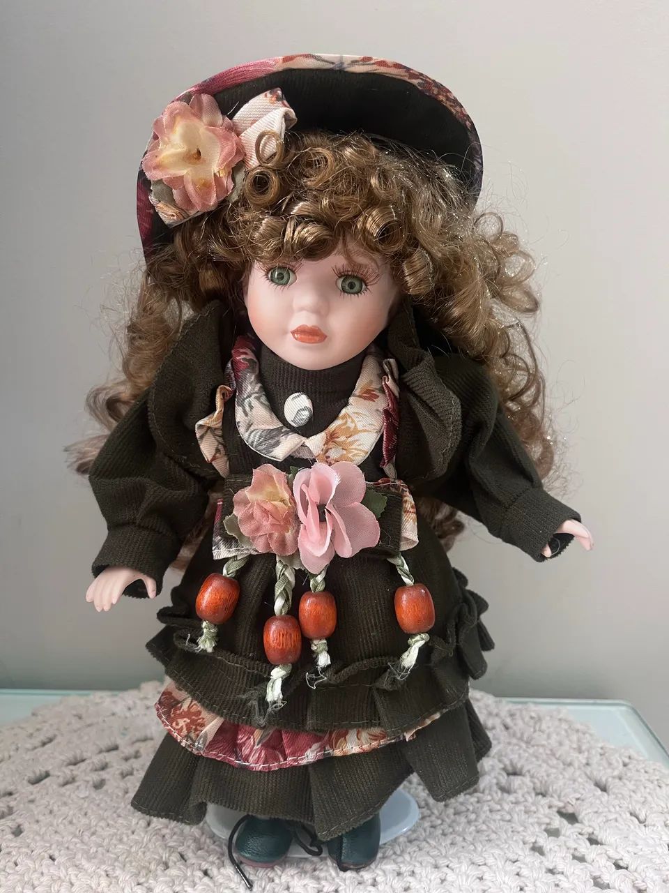 Boneca de porcelana sentada  - Foto 3