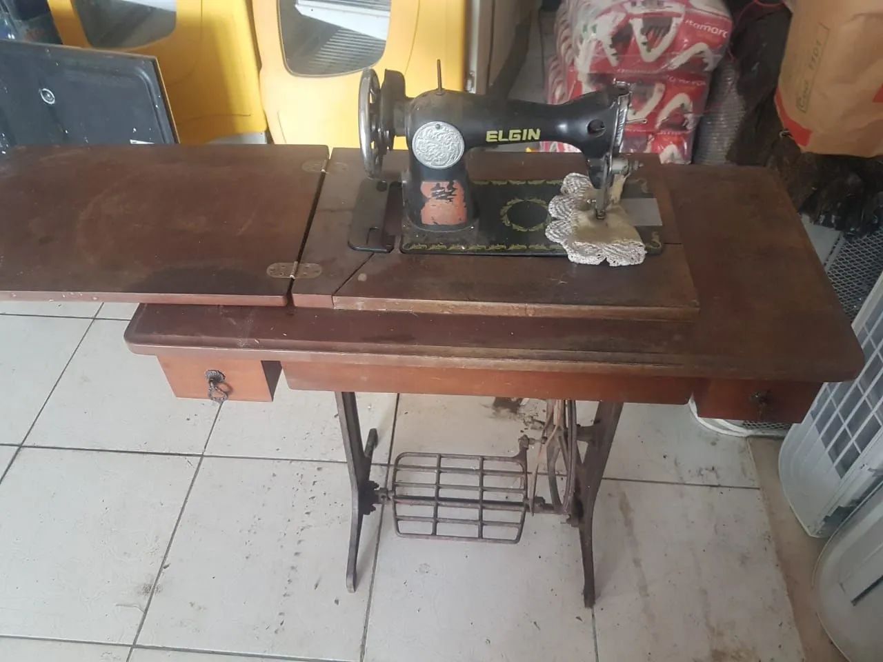 Máquina de Costura Elgin Antiga e mesa de maderao - Foto 2