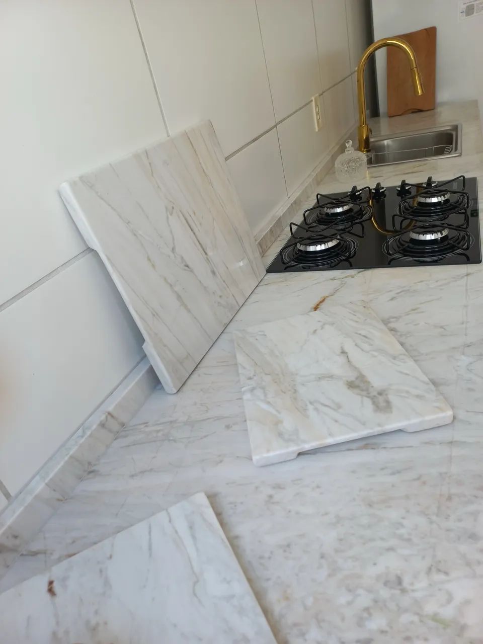 Bancada de Cozinha em Pedra Mármore Paraná Branco com veios dourados e cinza