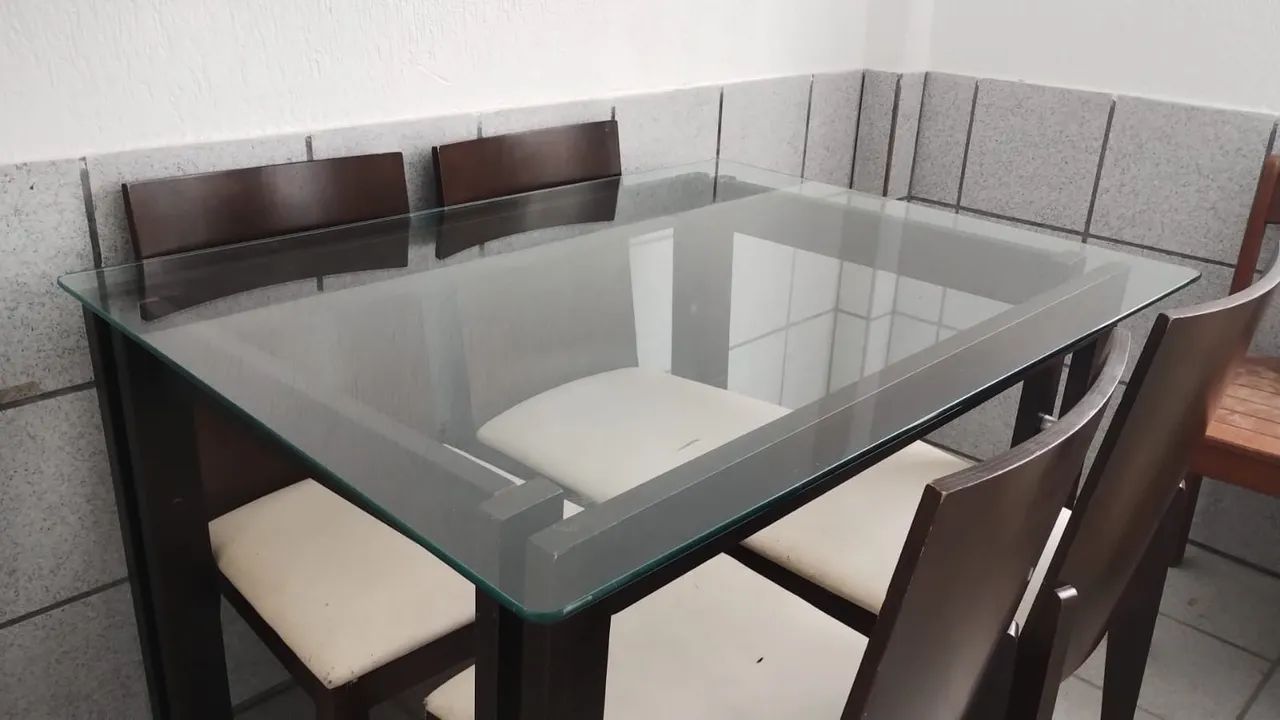 Mesa de vidro com tampo de vidro e estrutura em madeira