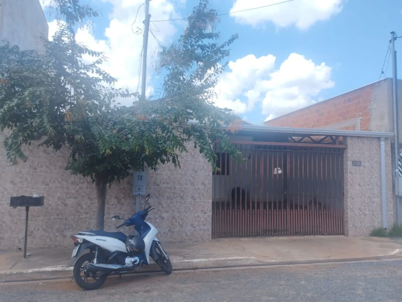 Vendo ou troco por apartamento em cuiabacasa no Aurilia Curvo próximo a univag