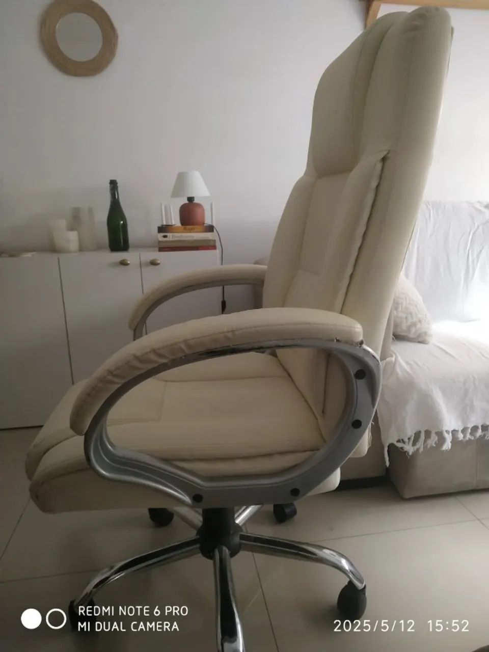 cadeira de escritório estofada em couro sintético ( com marcas de uso) - Foto 4