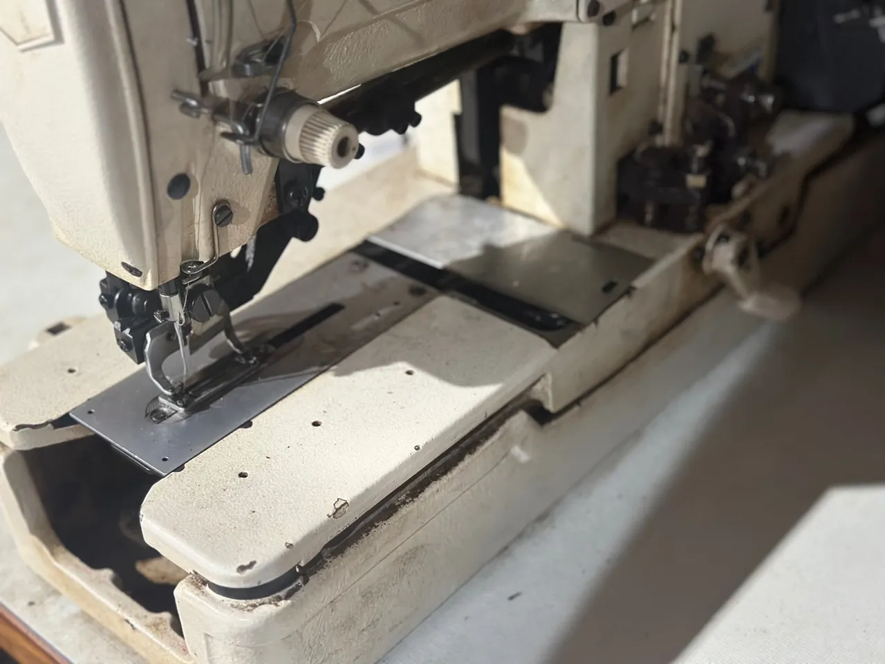 Máquina de Costura Industrial - Ideal para Costuras Precisas