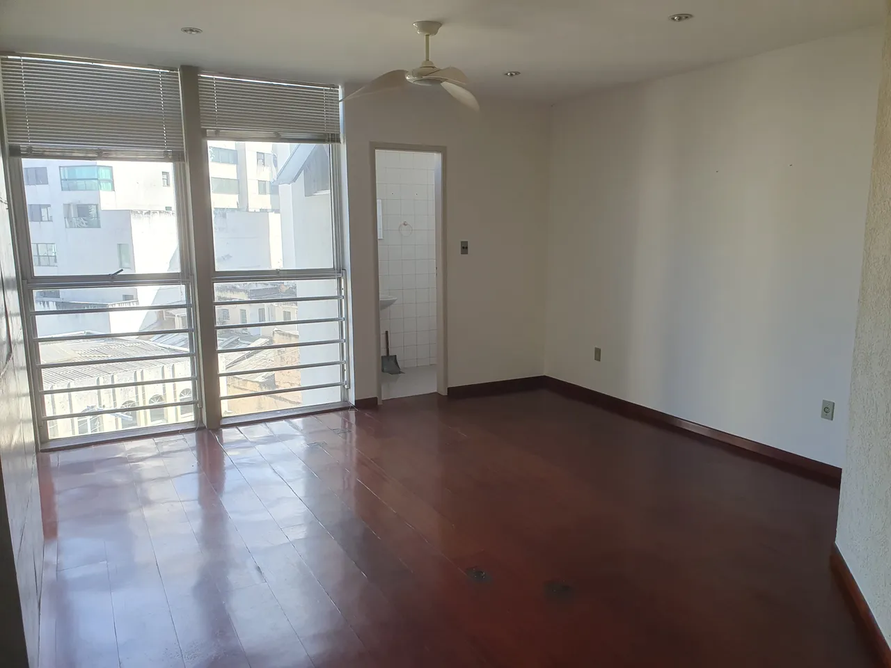 SALA COMERCIAL PRÓXIMO DA AV. DO CONTORNO E AV. AFONSO PENA