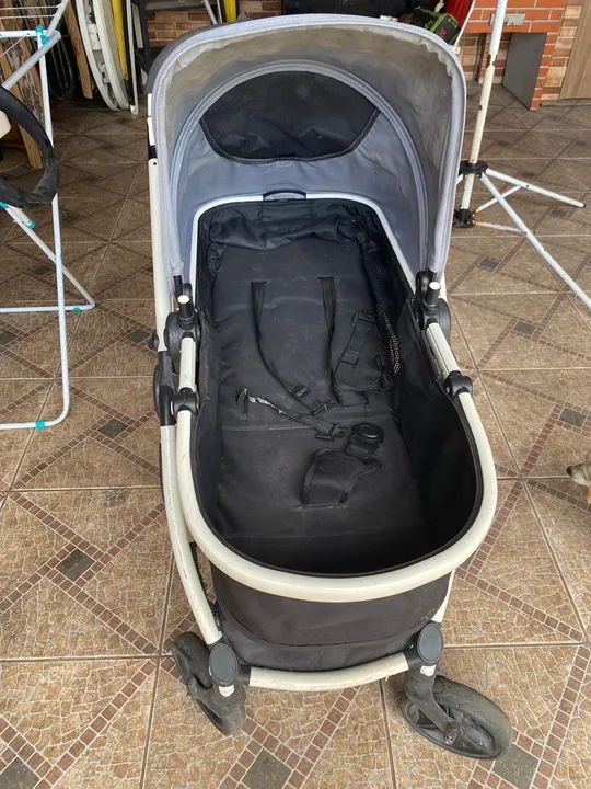 Carrinho de bebê com bebê conforto - Foto 2