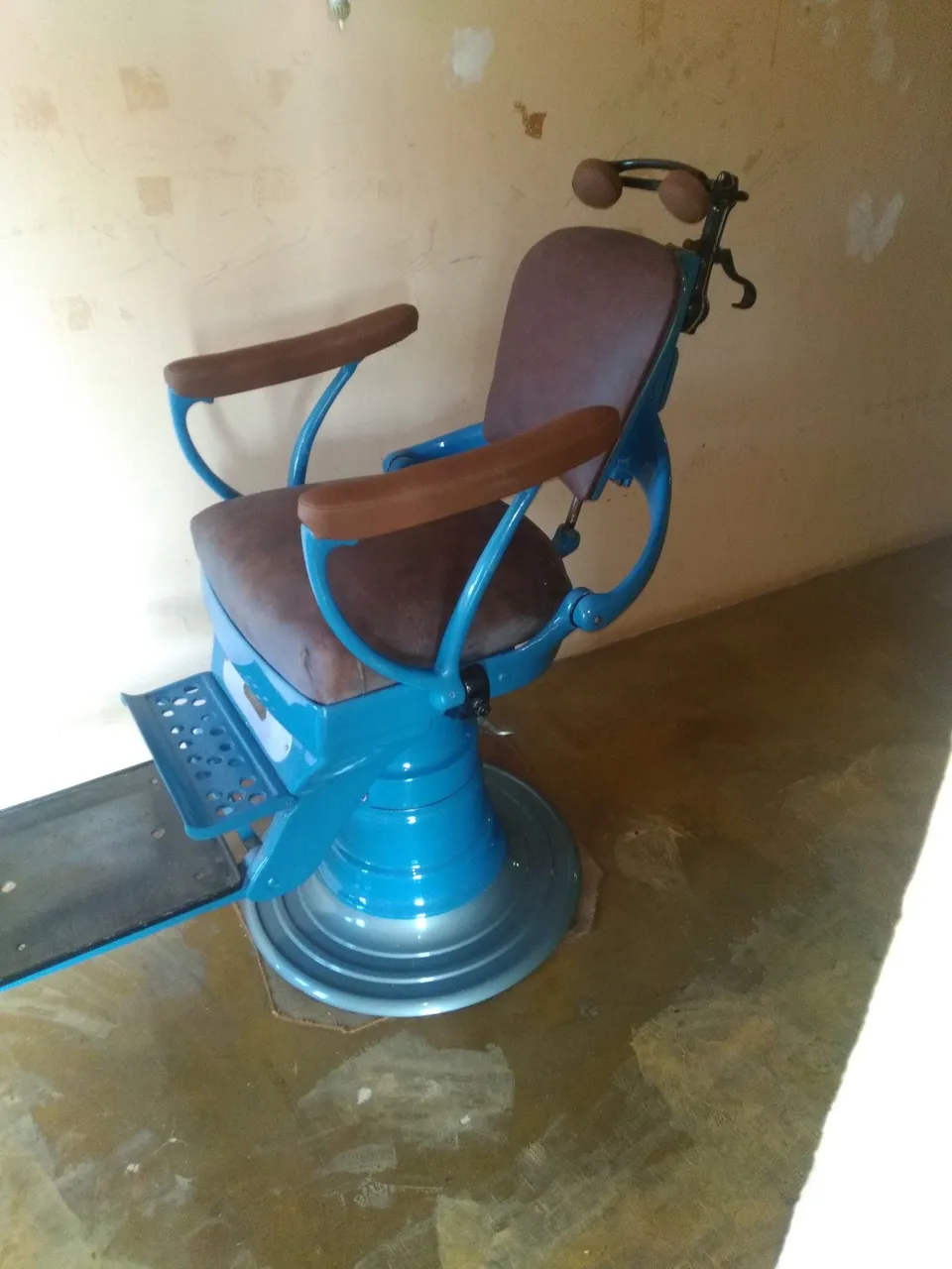 Cadeira de Barbeiro Antiga +80 anos relíquia única.