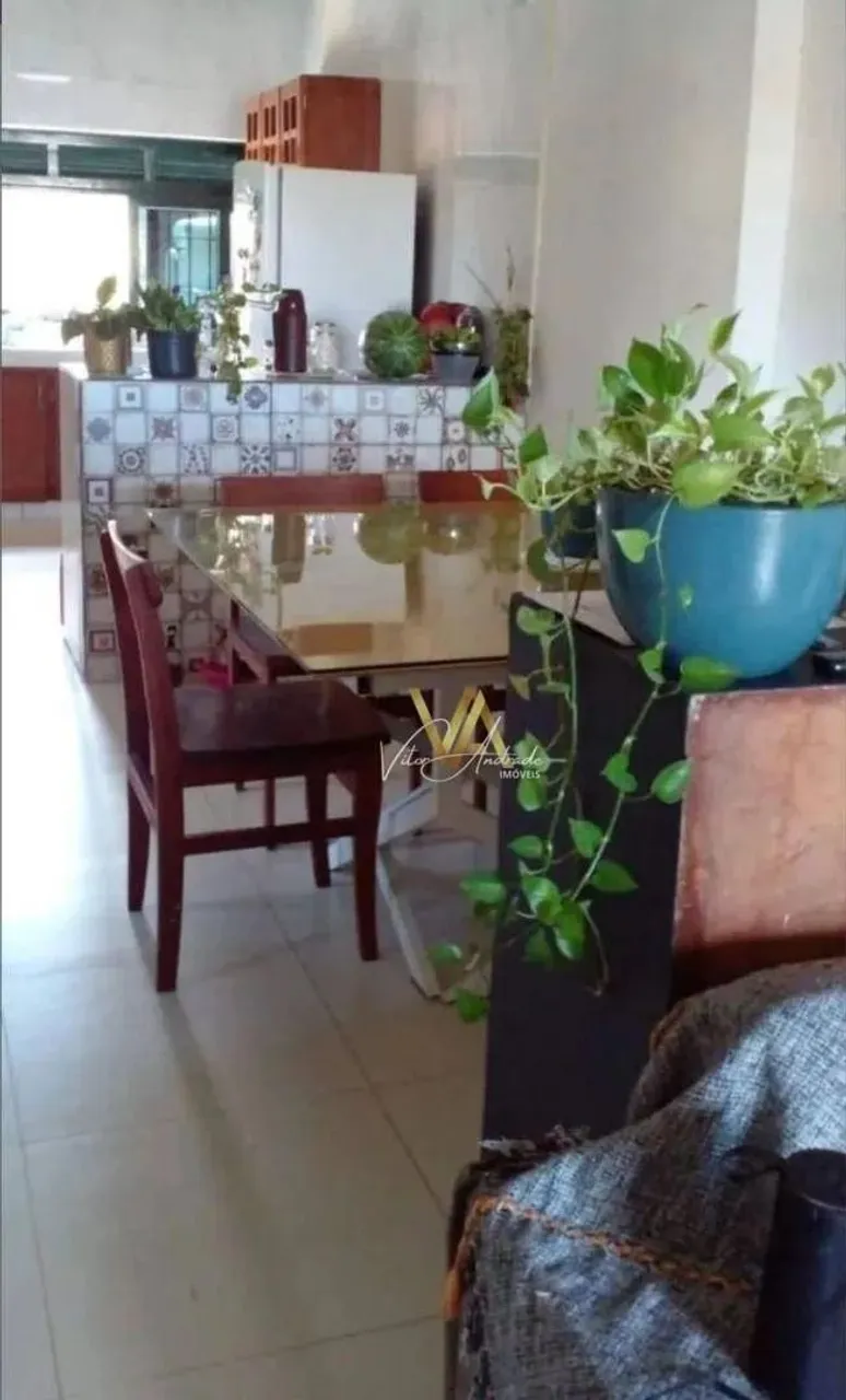 Casa nascente com 3 quartos e galpão, 5 vagas cobertas
