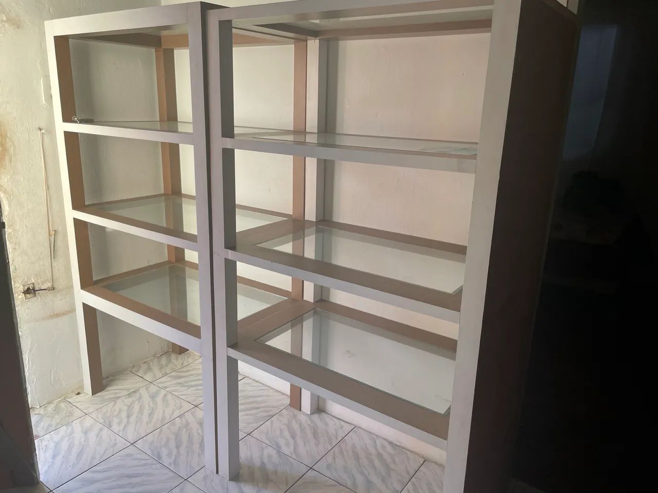 Prateleira madeira e vidro64842836737153120