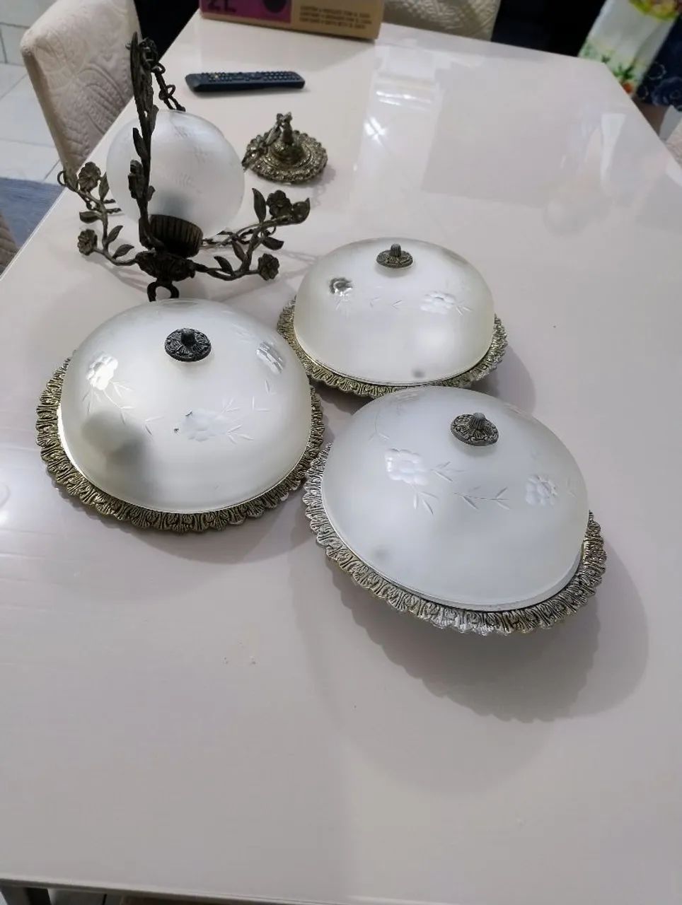 Lustres antiguidade com 3 cúpulas e um pêndulo 