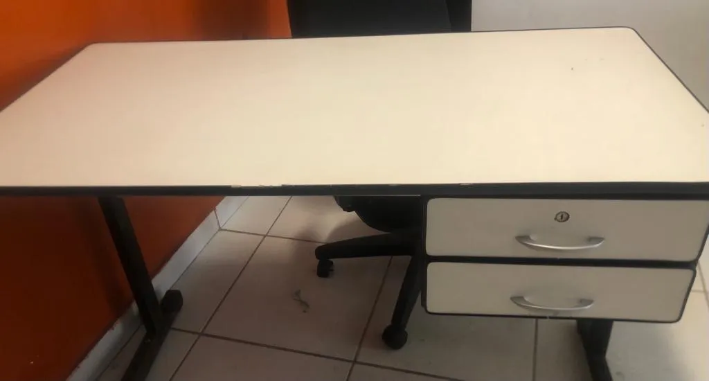 Mesa de escritório com gaveta