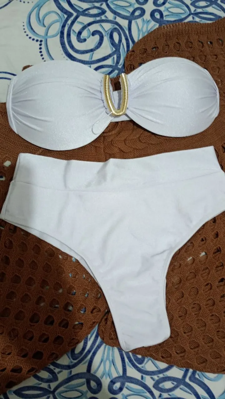 Conjunto biquíni branco com detalhe dourado