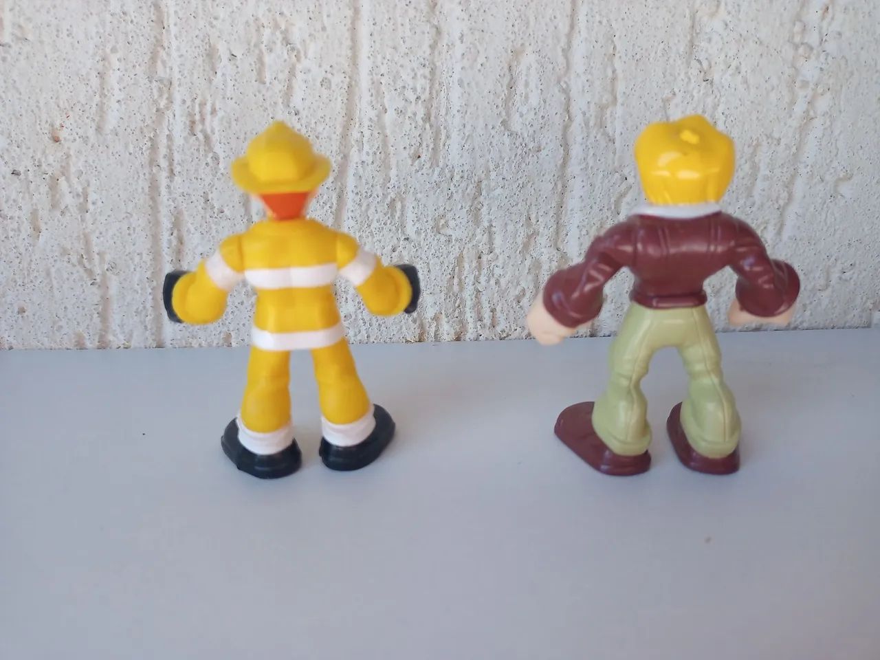 Bonecos de Brinquedo - Bombeiro e Personagem - Foto 3