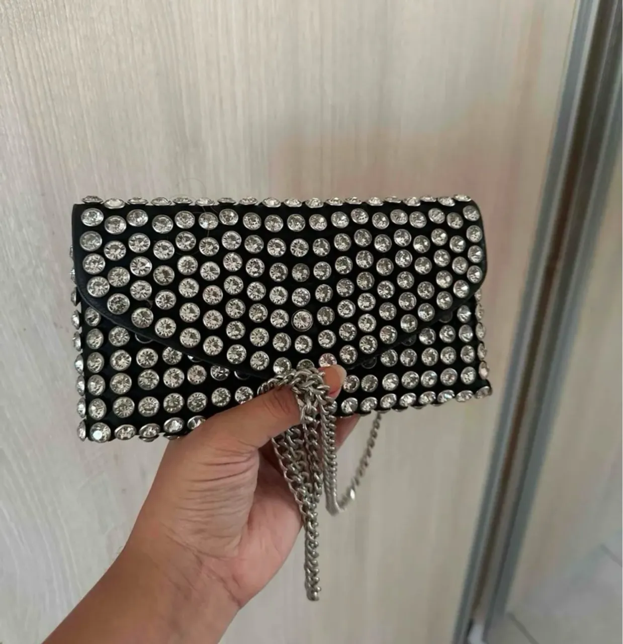 Bolsa com strass e corrente