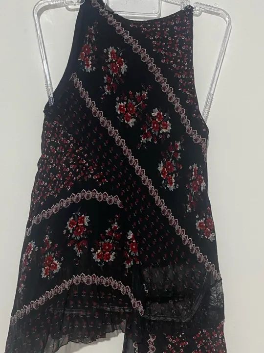 Blusa Floral Preta com Detalhe bicos 